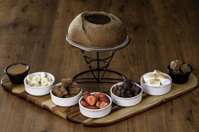 Danilo Quadros/Divulgação Outback O fondue doce do Outback vem com a calda de chocolate original do Chocolate Thunder From Down Under.