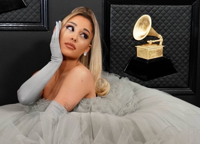 Mike Blake/ Reuters Ariana Grande posou para fotos no tapete vermelho da premiação Grammy, em janeiro