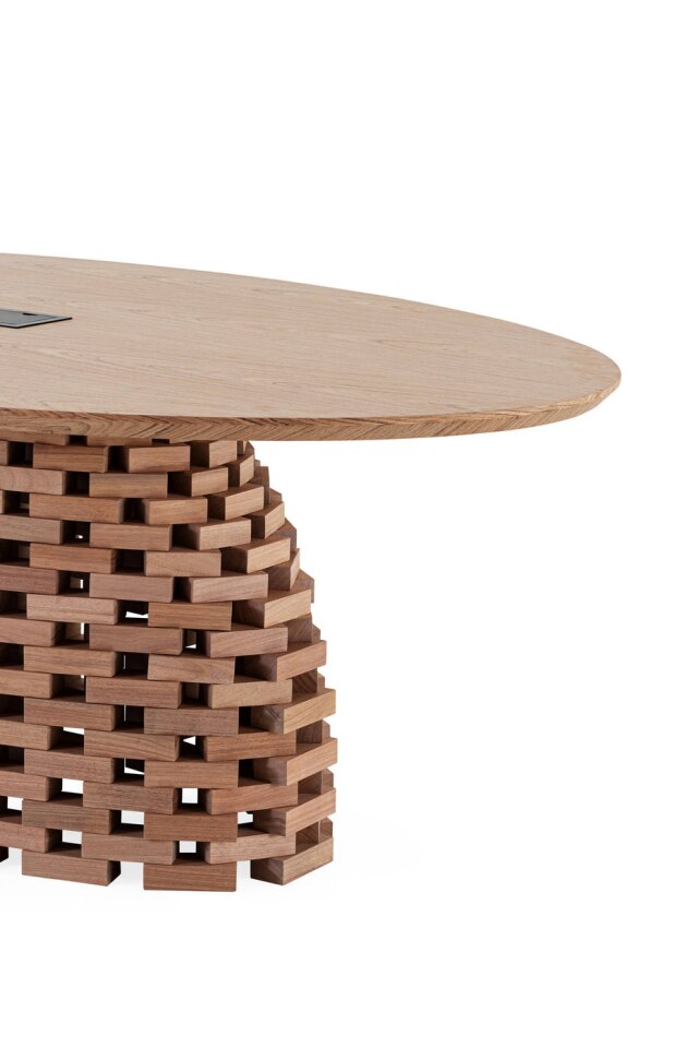 Artefacto A mesa Moon Logic, de Patricia Anastassiadis para a Artefacto, traz tomada USB no seu tampo