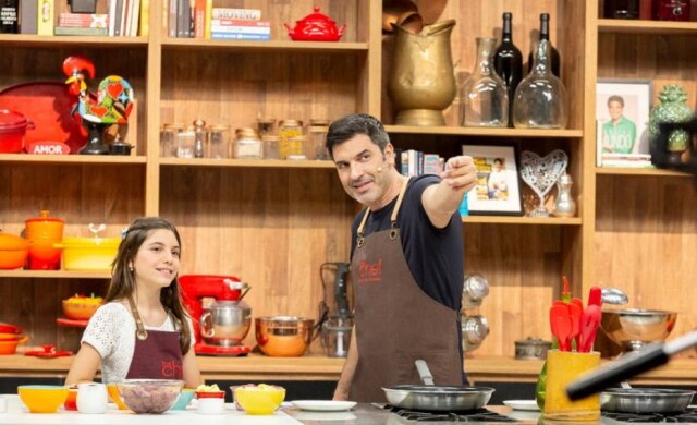 Kelly Fuzaro / Band / Divulgação Edu Guedes e sua filha, Maria Eduarda, em gravação do 'The Chef' na Band