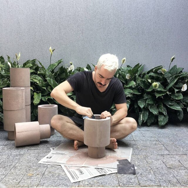 Acervo Murilo Weitz O designer Murilo Weitz dando acabamento a um de seus vasos