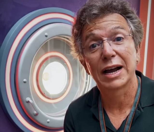 Instagram/@jbboninho Boninho, diretor do 'BBB 22', mostra o local onde o participante pode apertar um botão para sair da casa