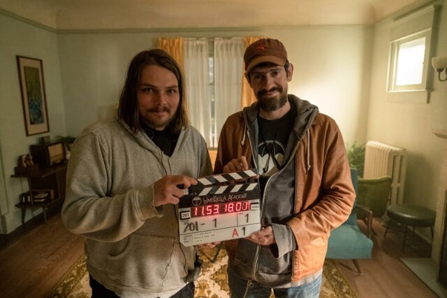 Christos Kalohoridis/Netflix Gerard Way, vocalista do My Chemical Romance, e o brasileiro Gabriel Bá nos bastidores de 'The Umbrella Academy'. Os dois foram responsáveis pelos quadrinhos e atuaram como produtores executivos da série.