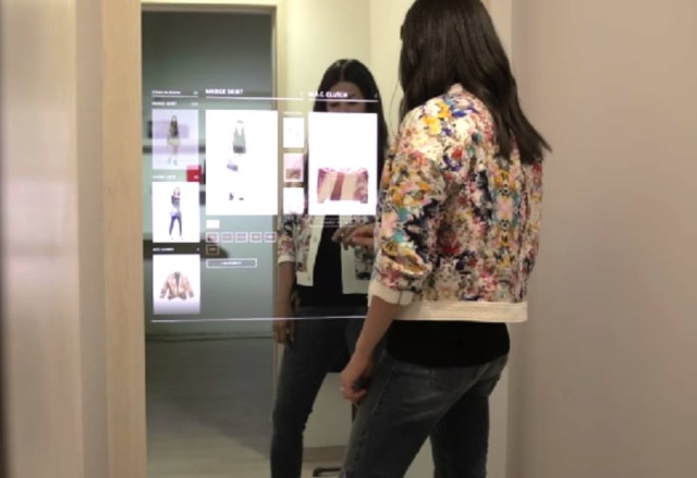 Divulgação Criado em parceria com o Ebay, o provador virtual da loja da marca Rebecca Minkoff, em Nova York, é um exemplo de integração dos ambientes físico e digital.