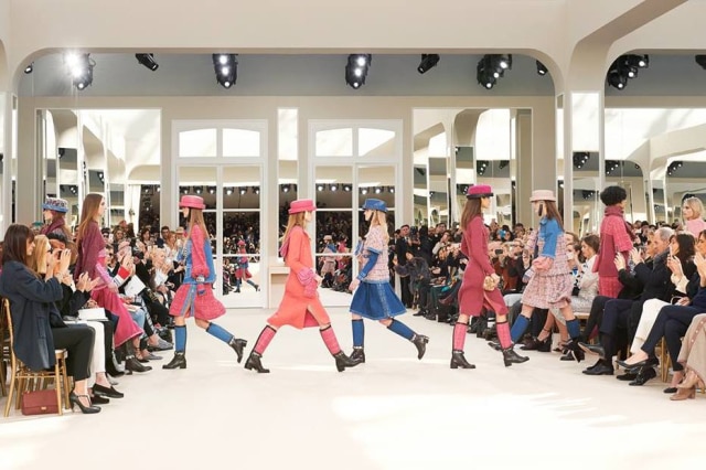 Divulgação Chanel Outono Inverno 2016/17, Grand Palais: tapetes brancos, espelhos e cadeiras douradas