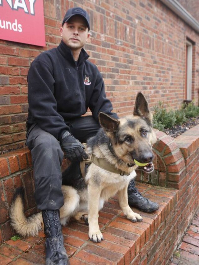 Pat McDonogh/ The Courier-Journal Michael Davis, dono da Last Chance K9 Service, com um de seus funcionários