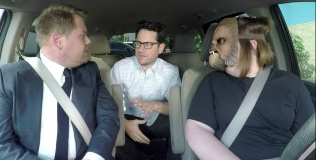 Reprodução / Youtube Candance Payne ao lado de James Corden e J.J. Abrams