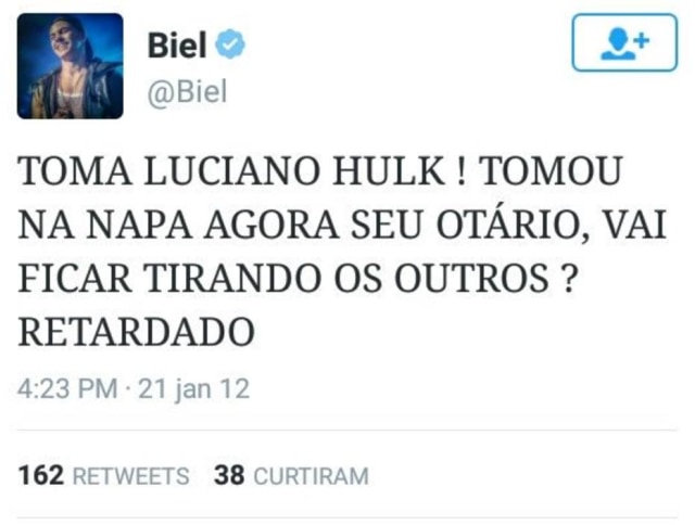 Reprodução/Morri de Sunga Branca O cantor já falou mal de Luciano Huck em seu Twitter.