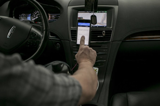 Brittany Sowacke/The New York Times Após encontrar seu crush num carro compartilhado e relatar todas as suas emoções no Twitter, homem foi contatado pela Uber e sua história virou um vídeo publicitário.