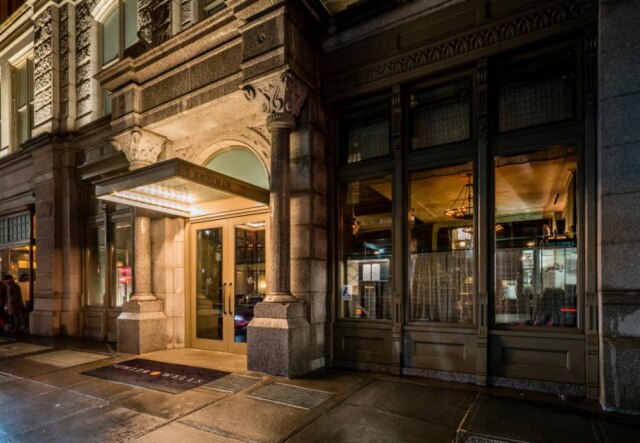 Francesco Sapienza|NYT Parte externa do restaurante Fowler & Wells, do chef Tom Colicchio, dentro do hotel Beekman, em Nova York.