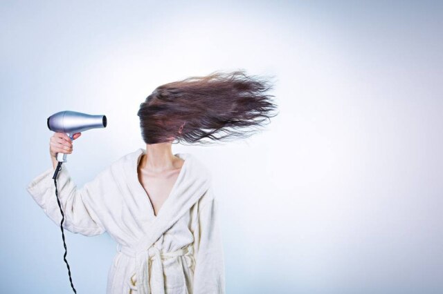 Pixabay / RyanMcGuire Levantamento feito nos Estados Unidos mostrou que secadores de cabelo de hotéis podem ser tão sujos quanto os vasos sanitários.