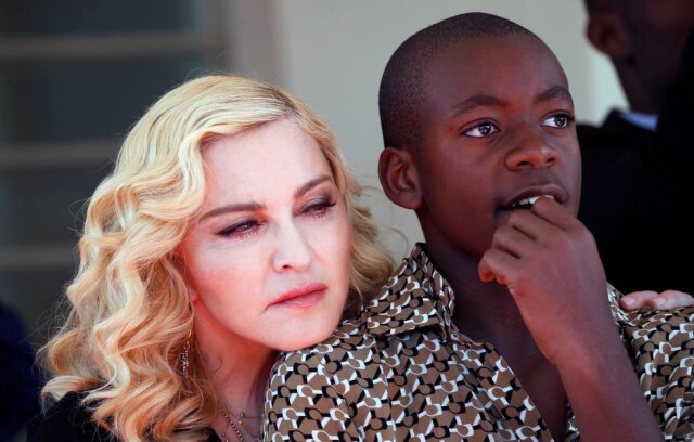 Siphiwe Sibeko/ Reuters Madonna e o filho David Banda