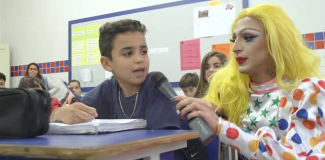 YouTube / tvufjf A drag queen Femmenino, interpretada por Nino de Barros, em escola de Juiz de Fora