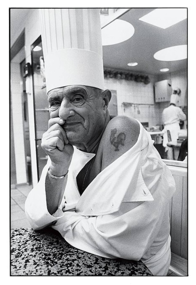 Instituto Paul Bocuse Paul Bocuse e sua tatuagem de galo no ombro, de 2014.