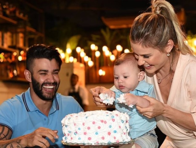 instagram.com/@andressasuita O cantor Gustavo Lima, o filho Gabriel e a mulher Andressa Suita.