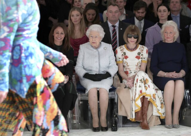 Yui Mok/Pool photo via AP Rainha Elizabeth II sentou ao lao de Anna Wintour, diretora da Vogue norte-americana e de Caroline Rush, chefe executiva do British Fashion Council durante o desfile de Richard Quinn