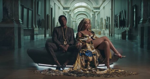 Reprodução de cena de Apeshit Beyoncé, de Versace dos pés à cabeça
