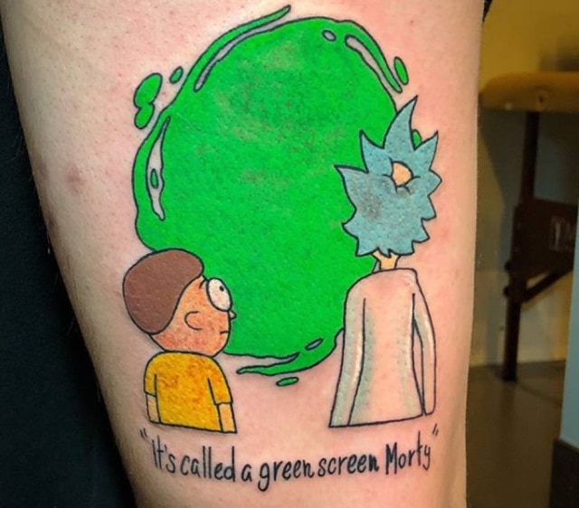Instagram / @leerowlett_tattooer Tatuagem sem a projeção de vídeo.