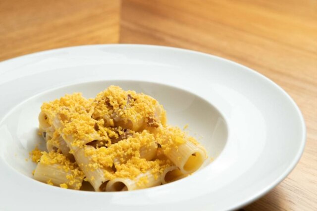 Daniel Teixeira|Estadão Massa. Bombolotti com bochecha curada, queijo tulha e ovos