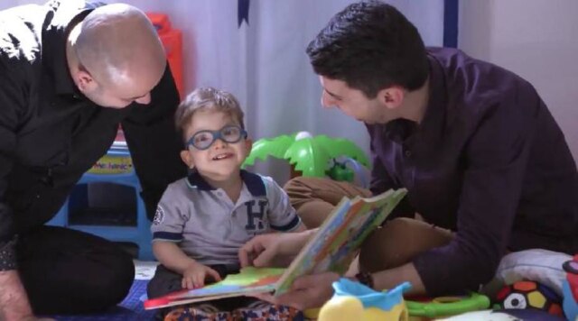 AACD / Divulgação Diego e Leandro brincando com o filho na Associação de Assistência à Criança com Deficiência (AACD), onde menino recebe cuidados médicos.