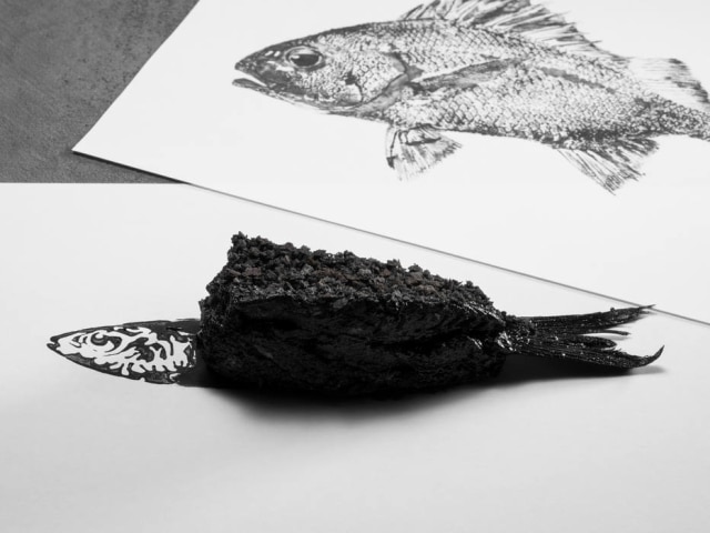 Marco Varoli Arte no prato. Inspirado na tecnica gyotaku, peixe é parte para olhar, parte para comer
