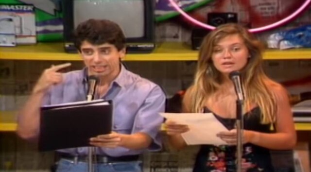 Reprodução de 'Domingão do Faustão' (1989) / Globo Cassio Scapin e Adriana Esteves no 'Controle Remoto' do primeiro 'Domingão do Faustão', em 1989.
