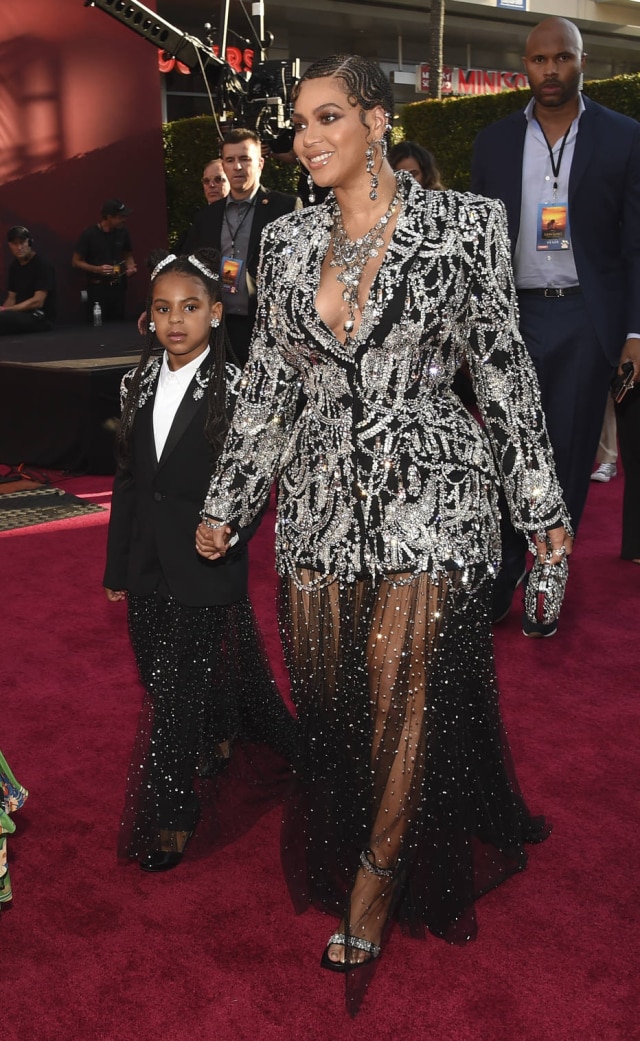 Chris Pizzello / Invision / AP Beyoncé e sua filha Blue Ivy durante o 'Red Carpet' de 'O Rei Leão', em Hollywood.