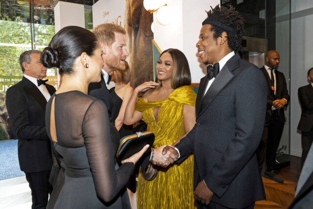 Niklas Halle'n / Pool / AP Meghan Markle e Beyoncé se encontram durante a premiere europeia do live-action de 'O Rei Leão', em Londres, em 14 de julho.