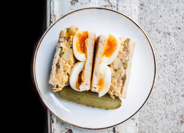 Tuna’n ‘egg: pão de forma artesanal, atum com salada de batata, ovos, maionese, picles e sriracha