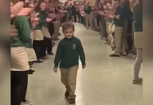 Reprodução John Oliver, de seis anos de idade, terminou o tratamento de quimioterapia contra leucemia e foi aplaudido por colegas da escola.