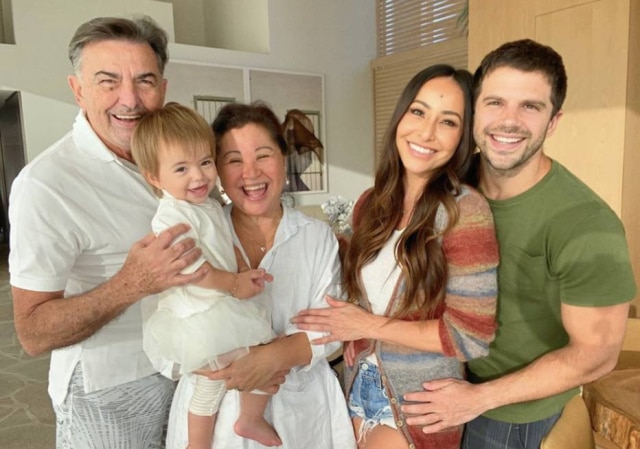 Instagram/@sabrinasato Sabrina Sato, os pais, o marido Duda Nagle e a filha Zoe.