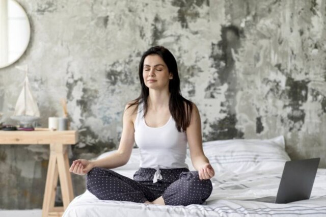 Freepik A meditação é uma prática que ajuda tanto na prevenção quanto no tratamento de dores de cabeça