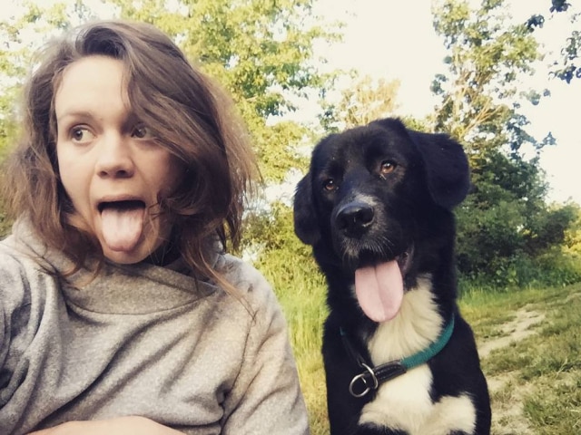 Mars Petcare Comedy Pet Photo Awards 2020 / Hannah Seeger Hannah Seeger tirou uma foto junto com seu cachorro pela manhã, e o registro foi o vencedor da categoria 'animal mais parecido com o tutor'