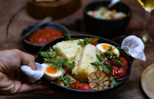 Pedro Robeiro Bacalhau ao forno com batatas, azeitonas, ovose e tomate, sugestão do Charco