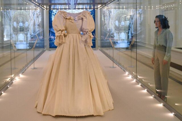 Justin Tallis/AFP Vestido de noiva da princesa Diana é exibido no Palácio de Kensington, em Londres.