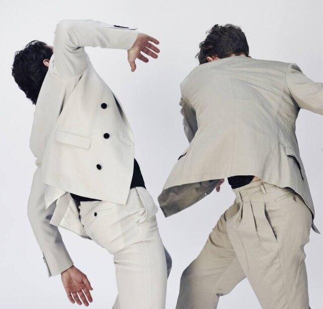 Bon Duke/NYT As grifes Brooks Brother e Zegna estão flexibilizando as regras do vestuário masculino, como mostram os bailarinos do New York City Ballet