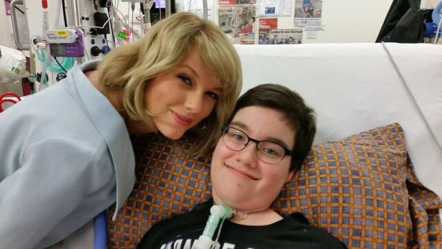 Facebook/Reprodução Taylor tira foto com o menino Sam
