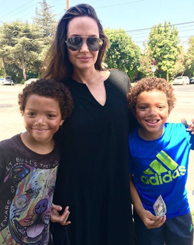 Reprodução/TMZ Angelina Jolie compra urso gigante de gêmeos sem-teto.