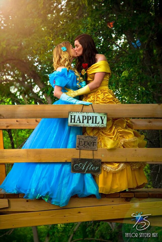 Reprodução/Facebook Americanas fizeram ensaio de casamento inspirado em princesas da Disney.