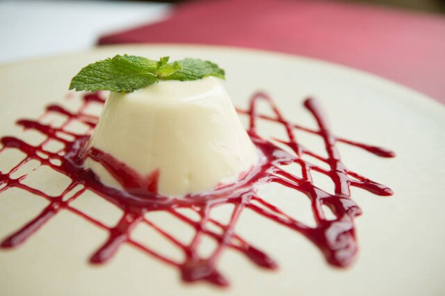 Daniel Teixeira/Estadão A pannacotta. Ela é linda, mas ordinária: leva chocolate branco. que deixa o doce demais, enjoativo e massudo.