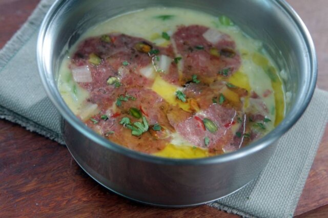 Felipe Rau|Estadão Do fogão para a mesa. O risoto chega na própria panela, quente. De aspargos, brie e salame feito na casa.