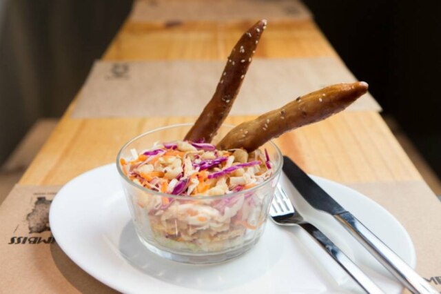 Daniel Teixeira|Estadão Spätzle salat, uma salada refrescante com massa spätzle, coleslaw e frango ao gengibre desfiado