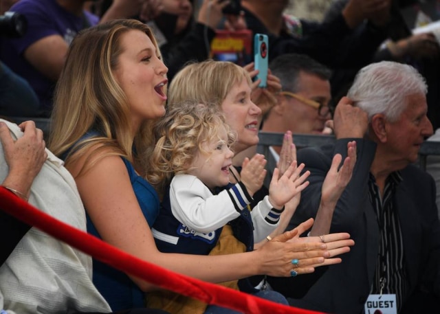 AFP PHOTO/Mark RALSTON Blake Lively e suas filhas felizes pelo pai.