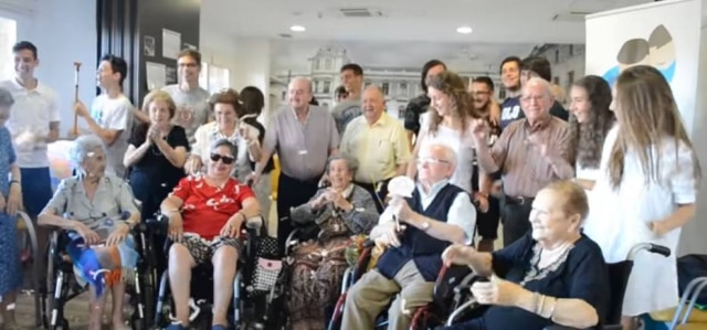 Reprodução / adoptaunabuelo.org .