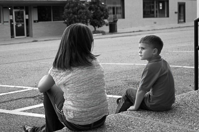 Pixabay Irmão manda cartinha para irmã falando sobre os sintomas da adolescência: TPM e 'menstruation'.
