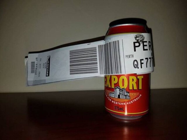 Facebook/ dwicken Lata de cerveja foi etiquetada como uma mala de viagem