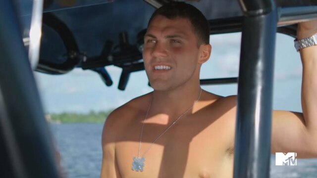 Reprodução de cena de 'Siesta Key' (2017) / MTV Alex Kompothecras recebeu ameaças pela internet e viu estreia de seu programa declinar
