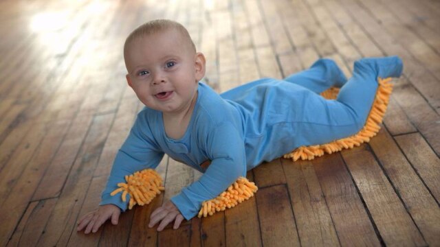 Babymop via Amazon Baby Mop, a roupinha que possibilita que o bebê limpe a casa enquanto engatinhe.