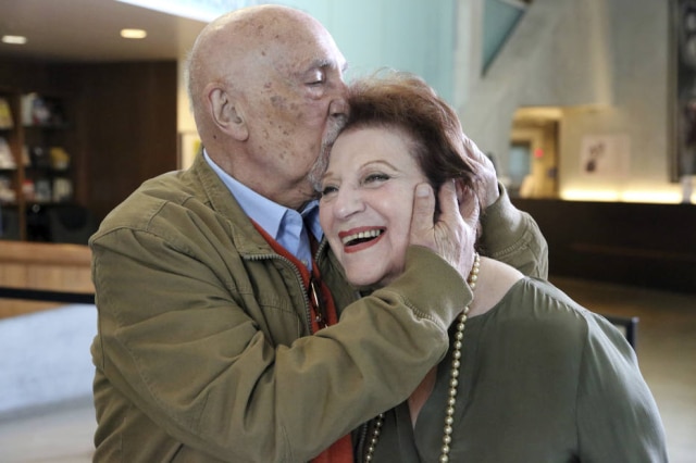 AP Photo/Reed Saxon Simon Gronowski e Alice Gerstel Weit se reencontraram em Los Angeles no Museu do Holocausto