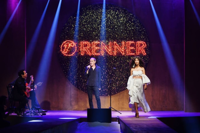 Agência Fotosite Ney Matogrosso e seus músicos no palco-passarela da Renner, que mostrou sua primavera-verão 2018-2019 em São Paulo